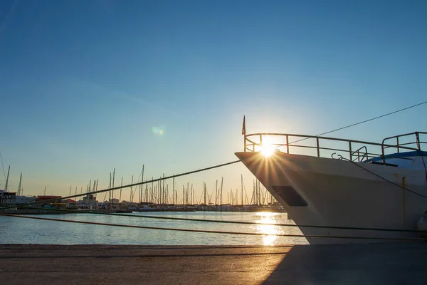 Nave ormeggiata nel canale portuale di Rimini al tramonto, Italia. Sole e — Foto Stock