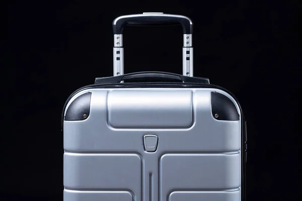 Βαλίτσα αποσκευών για ταξίδια σε μαύρο φόντο. Τσάντα ταξιδίου — Φωτογραφία Αρχείου