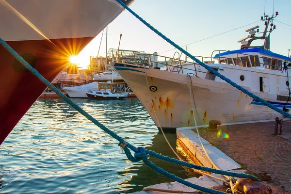 Barcos pesqueros en puerto marítimo al atardecer —  Fotos de Stock