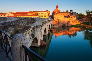 Gün batımında Rimini şehir manzarası, İtalya. Rimini simgesel yapılar. Tiberius br