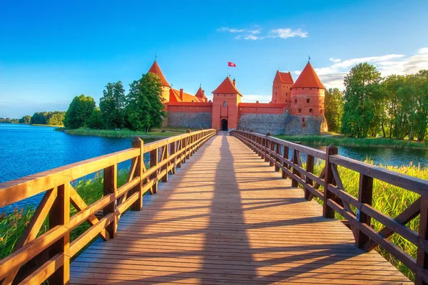 Trakaský hrad v ranním slunci, Litva. Malebné Trakai odlité — Stock fotografie