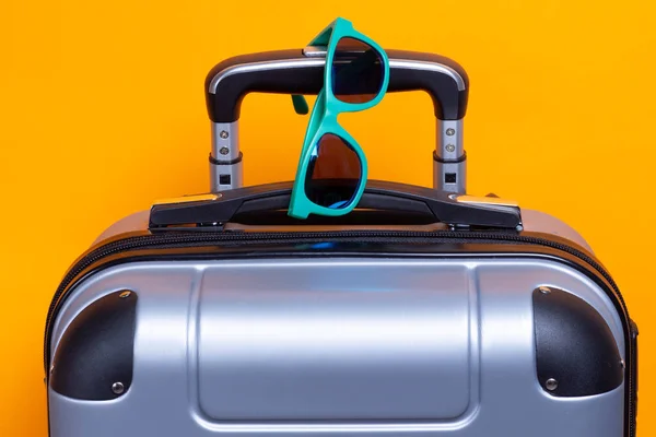 Καλοκαιρινά γυαλιά ηλίου στη βαλίτσα. Ιδέα για ταξίδια και διακοπές — Φωτογραφία Αρχείου