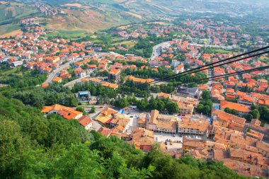 Füniküler yüksekliğinden San Marino görünümü. Kablo arabası i