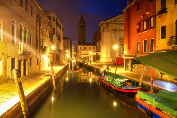 Benátky v noci, Itálie. Krásný výhled na úzký benátský kanál — Stock fotografie
