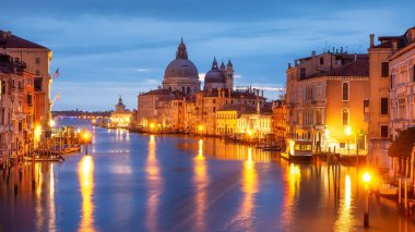 Geceleri Büyük Kanal, Venedik. Santa Maria della Salute kilise de