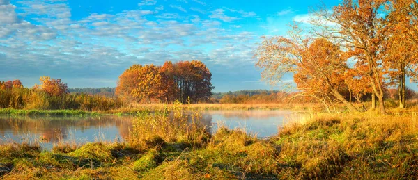 Beau paysage naturel d'automne au bord de la rivière. Rivière panoramique nat — Photo