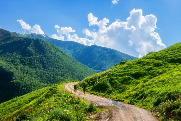 Montañas de verano en Georgia. Hermosa vista en carretera en mou verde —  Fotos de Stock