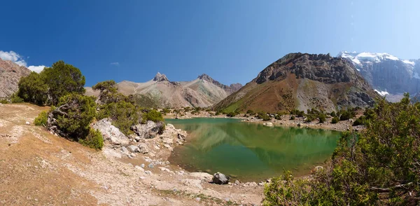 Lago Kulikalon en las montañas Fann, Tayikistán. Montaña escénica la — Foto de Stock