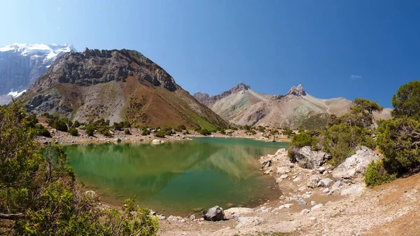 Paisaje Montañas Fann en Tayikistán. Naturaleza salvaje de montaña con — Foto de Stock