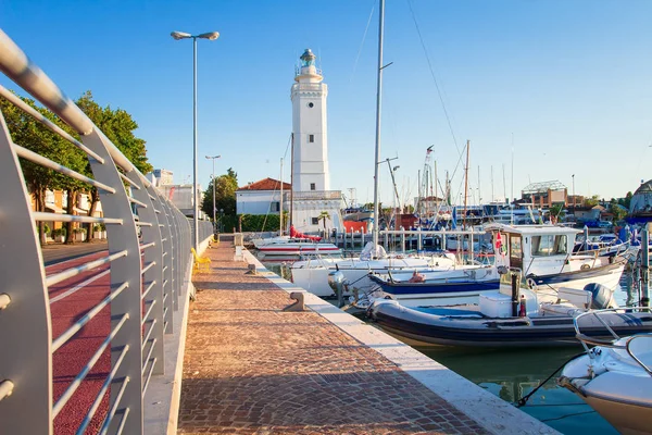 Rimini, Itália. Farol no porto marítimo de Rimini. Barcos atracados em — Fotografia de Stock