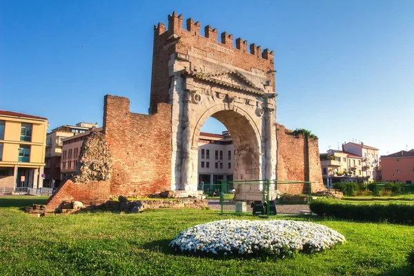 Rimini Wahrzeichen des Augustusbogens. berühmter triumphaler bogen in ri — Stockfoto