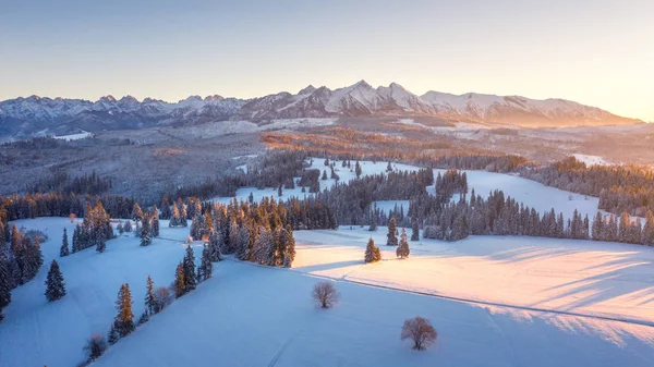 Kış havası manzarası. Polonya 'daki Tatra dağlarında gün doğumu. B — Stok fotoğraf