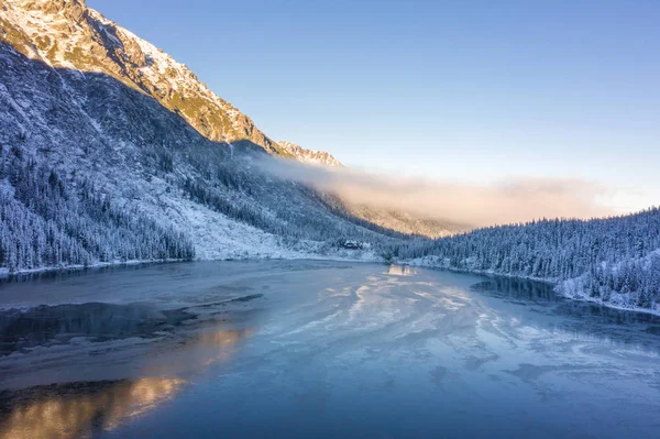 Lago ghiacciato invernale sulle montagne innevate. Sfondo natalizio. Gelido — Foto Stock