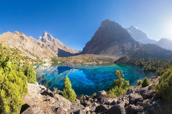 Hermosas montañas. Increíble lago de montaña en el día claro de verano . — Foto de Stock
