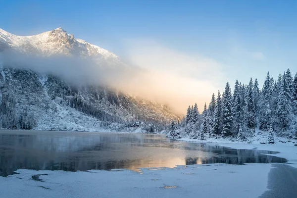 Gün doğumunda kış dağları. İnanılmaz karlı doğa manzarası... — Stok fotoğraf