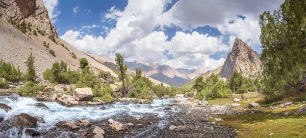 Paisaje montañoso escénico en las montañas Fann, Tayikistán. Increíble. — Foto de Stock