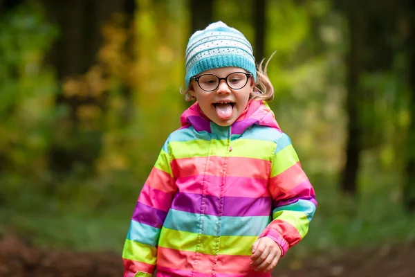 Gadis kecil bermain dan berlari di taman musim gugur. Anak itu berjalan di na — Stok Foto