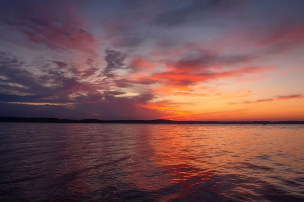 Zomer Avond Verbazingwekkend Landschap Kleurrijke Lucht Zonsondergang Boven Meer — Stockfoto