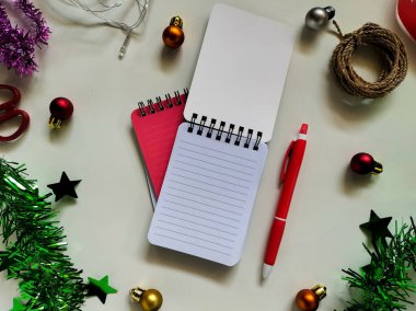 Beyaz masada küçük Noel süsleri