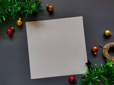 Noel temalı dekorasyonlar koyu gri bir yüzeye yerleştirilmiştir..