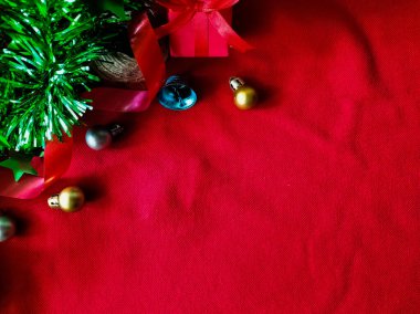 Şenlikli dekorasyonlar kırmızı desenli kumaşa göre düzenlenir.