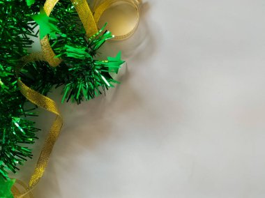 Şenlik süslemeleri beyaz tahta bir masada düzenlenir..