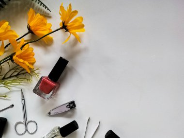 Manikür araçları beyaz bir yüzeyde düzenlenir