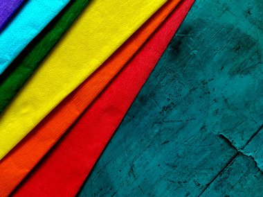 Katmanlara ayrılmış renkli krep kağıdı desenli bir yüzey gösterir. 