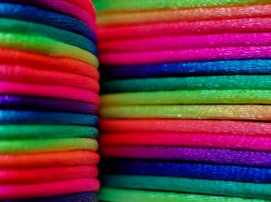 Canlı Gökkuşağı Renklerinde Renkli Küçük İplerin Yakın Çekimi