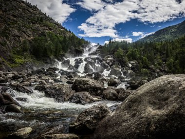 Uchar Altay en güçlü şelale, kaç cascades ve kayalar bir sürü vardır