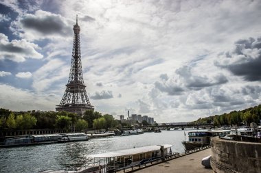 Nehir manzaralı Eifel Kulesi