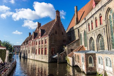 Brugge kanallar mavi gökyüzü ile güzel güneşli manzaraya