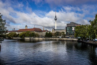 Berlin Tv Kulesi ve nehir görüntüleme