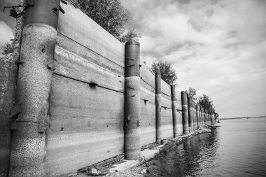 nehir iskelesi üzerinde eski beton demirleme duvarı