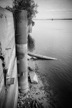 terk edilmiş bir nehir iskelesi üzerinde betonarme demirleme duvarı