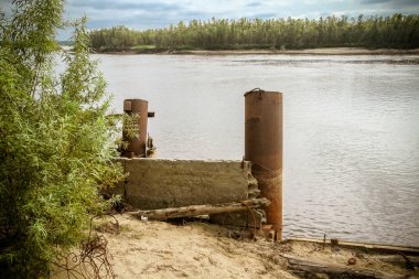 terk edilmiş bir nehir iskelesi üzerinde betonarme demirleme duvarı