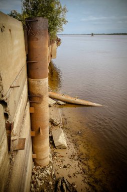 terk edilmiş bir nehir iskelesi üzerinde betonarme demirleme duvarı