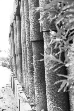 eski nehir iskelesi üzerinde beton demirleme duvarı