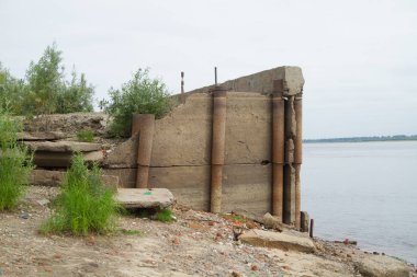 eski nehir iskelesi üzerinde beton demirleme duvarı