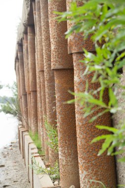 eski nehir iskelesi üzerinde beton demirleme duvarı