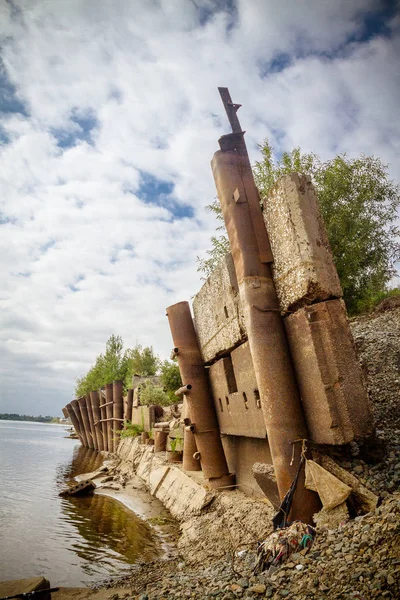 Anlegemauer Aus Stahlbeton Auf Einem Verlassenen Flusssteg — Stockfoto