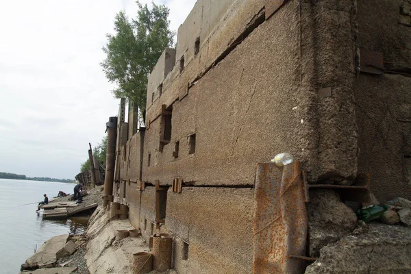 Anlegemauer Aus Stahlbeton Auf Einem Verlassenen Flusssteg — Stockfoto