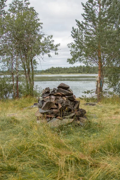 Stenen Piramide Aan Oever Van Het Noordelijke Meer — Stockfoto