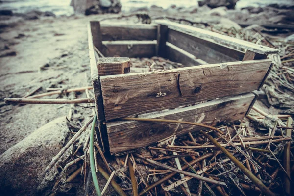 Alte Morsche Von Den Wellen Des Sturms Auf Den Sandstrand — Stockfoto