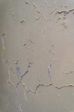 Duvar alçı ve boya soyulmuş.