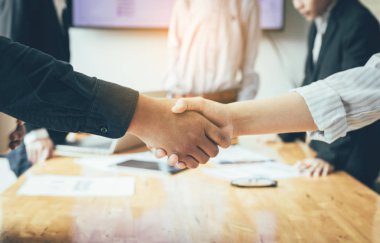 Ekip işbirliği içinde modern bir ofis girişimciler.