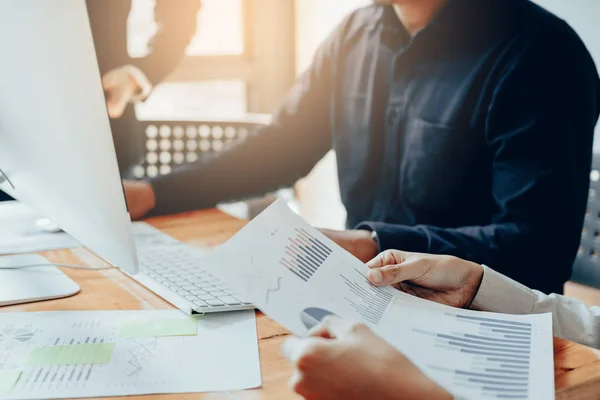 Empresarios Están Trabajando Juntos Para Analizar Gráfico Oficina — Foto de Stock