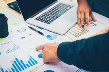 İki iş insanlar tartışma hakkında özet grafik olarak oda ofis.