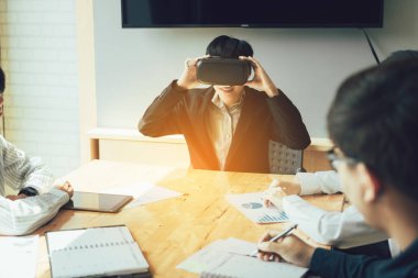 İş toplantı Yöneticisi'ni kullanarak sanal gerçeklik kulaklık ile.