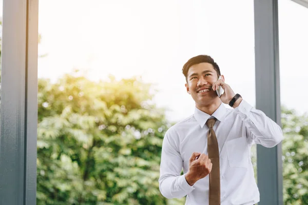 Jovem Asiático Bonito Empresário Falando Telefone Felicidade Para Trabalho — Fotografia de Stock